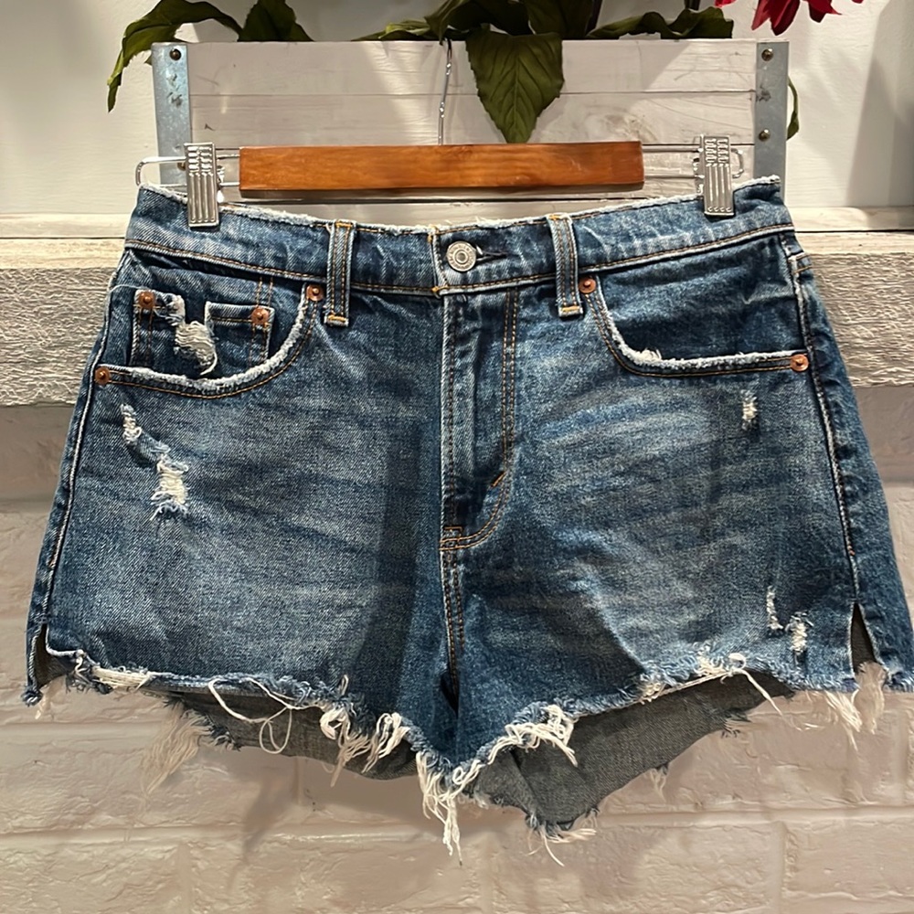 💥Abercrombie & Fitch mid rise Jean shorts, size 4.